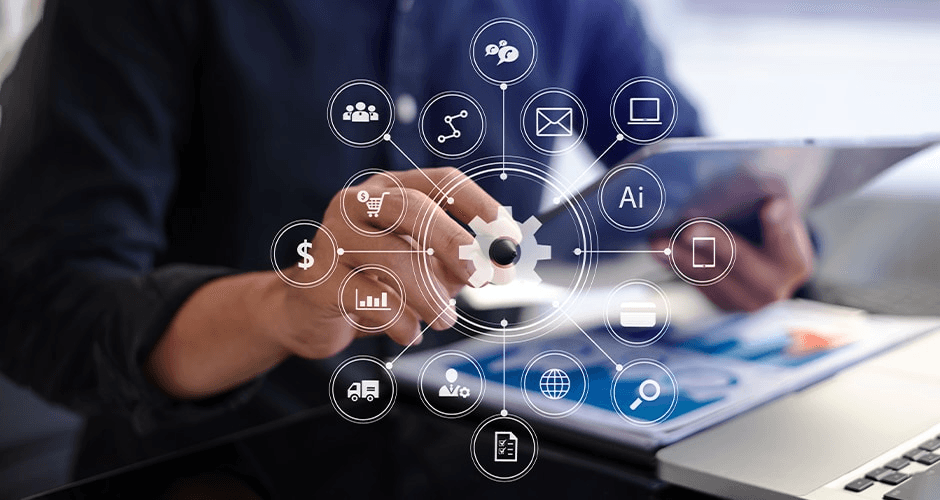 Profissional conectando sistemas enterprise em um hub de integração centralizado